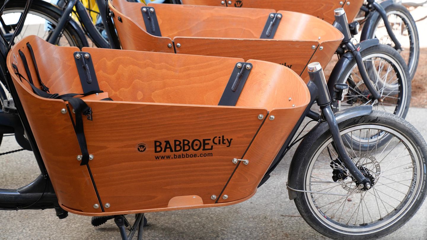 Babboe-Lastenräder Drei hintereinander aufgereihte Lastenfahrräder der Marke Babboe