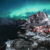 Polarlichter spiegeln sich in der arktischen See