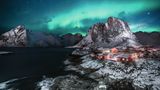 Polarlichter spiegeln sich in der arktischen See