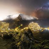 Sternenhimmel über der leuchtenden Stadt Kapstadt in Südafrika