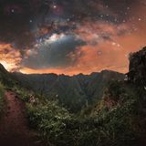 Die Milchstraße über der grünen Landschaft der Insel Reunion