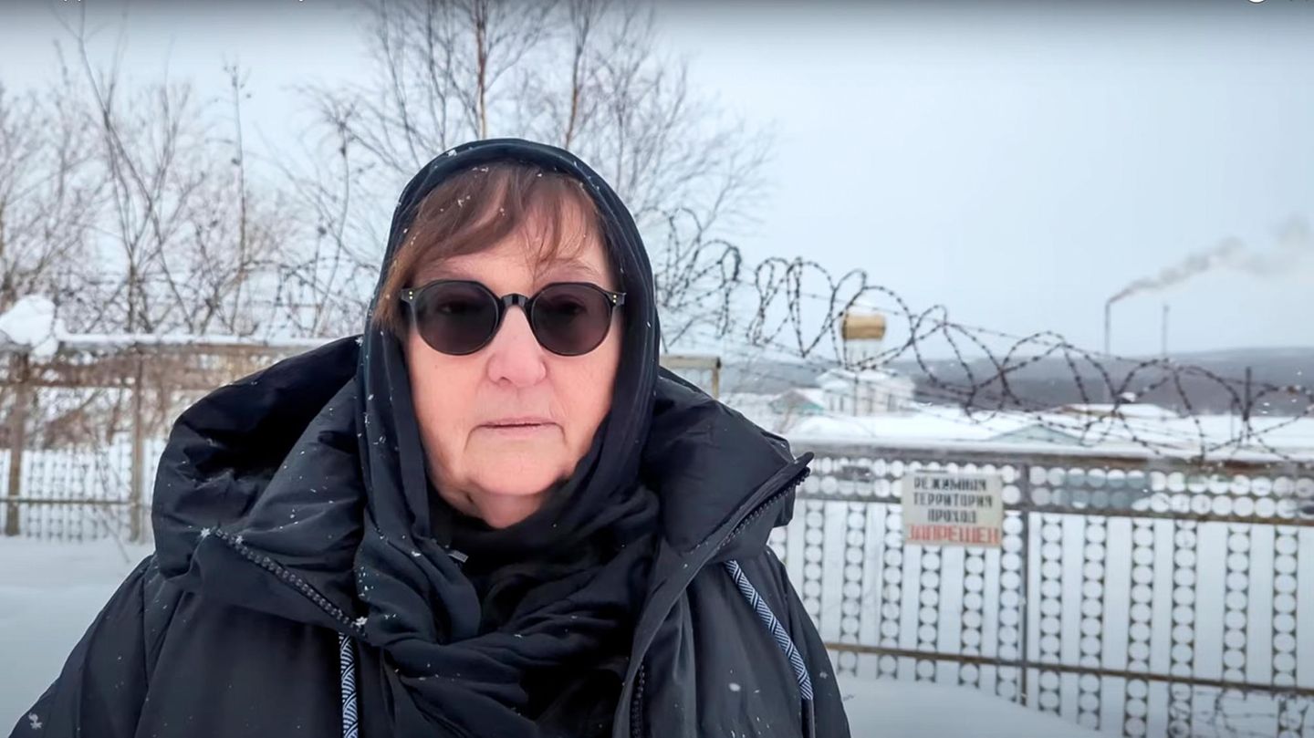 Alexei Navalny: Russia hands over body to mother