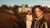 Nordic Noir: Iris  Für Fans der vielfach ausgezeichneten schwedisch-dänischen Serie "Bron" ist die neue deutsch-schwedische Krimiserie "Iris – Die Wahrheit" aus zwei Gründen ein Pflichtprogramm. Zum einen, weil die Bron-Hauptdarstellerin Sofia Helin, alias Saga Norén, wieder als Kommissarin brilliert. Zum anderen, weil die Geschichte der 2024 im ZDF gestarteten Serie von Camilla Ahlgren geschrieben wurde, die schon für die Bron-Drehbücher verantwortlich war. Titelgebende Figur ist die Kommissarin Iris Broman, deren Lebensgefährte scheinbar grundlos auf einem Spaziergang von Unbekannten erschossen wurde. Schwer traumatisiert wechselt Broman in die Abteilung "Cold Cases" der Polizei Malmö. In schönster Nordic Noir Manier spürt die eher abweisende und eckige Broman den längst erkalteten Fällen nach und wird dabei immer wieder von ihren eigenen alten Dämonen heimgesucht. Wem "Bron" zu brutal war, der kann bei "Iris" beruhigt sein, hier geht es vielmehr um das Ausloten von Seelenzuständen, nicht von Blutlachen. Die sechsteilige Serie "Iris – Die Wahrheit" ist im ZDF zu sehen, im linearen Programm und natürlich in der Mediathek.