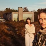 Nordic Noir: Iris  Für Fans der vielfach ausgezeichneten schwedisch-dänischen Serie "Bron" ist die neue deutsch-schwedische Krimiserie "Iris – Die Wahrheit" aus zwei Gründen ein Pflichtprogramm. Zum einen, weil die Bron-Hauptdarstellerin Sofia Helin, alias Saga Norén, wieder als Kommissarin brilliert. Zum anderen, weil die Geschichte der 2024 im ZDF gestarteten Serie von Camilla Ahlgren geschrieben wurde, die schon für die Bron-Drehbücher verantwortlich war. Titelgebende Figur ist die Kommissarin Iris Broman, deren Lebensgefährte scheinbar grundlos auf einem Spaziergang von Unbekannten erschossen wurde. Schwer traumatisiert wechselt Broman in die Abteilung "Cold Cases" der Polizei Malmö. In schönster Nordic Noir Manier spürt die eher abweisende und eckige Broman den längst erkalteten Fällen nach und wird dabei immer wieder von ihren eigenen alten Dämonen heimgesucht. Wem "Bron" zu brutal war, der kann bei "Iris" beruhigt sein, hier geht es vielmehr um das Ausloten von Seelenzuständen, nicht von Blutlachen. Die sechsteilige Serie "Iris – Die Wahrheit" ist im ZDF zu sehen, im linearen Programm und natürlich in der Mediathek.