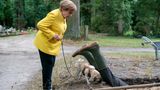 Fernseh-Tipps: Krimikomödie: Miss Merkel Seit 2023 wissen wir es: Angela Merkel zog nach dem Ende ihres Jobs als Bundeskanzlerin mit Mann Joachim Sauer und Mops Helmut in die beschauliche Uckermark. Was sie dort macht? Ihr fällt die Decke auf den Kopf. Zu ihrem Glück und anderen Unglück wird auch im Berliner Umland gemordet und Miss Merkel entdeckt ihre Leidenschaft als Hobby-Detektivin. Nach dem ersten Teil der satirischen Krimigeschichte hat RTL im März 2024 nun den zweiten Fall für das Ermittlerteam Merkel nachgeschoben: Miss Merkel und der Mord auf dem Friedhof. Freunde flacher Witze und satirischer Anspielungen auf die Regierungszeit der Alt-Kanzlerin werden auf ihre Kosten kommen. Erstausstrahlung ist der 24. März auf RTL bzw. bei der Bezahlapp RTL+. Krimikomödie: Miss Merkel  Seit 2023 wissen wir es: Angela Merkel zog nach dem Ende ihres Jobs als Bundeskanzlerin mit Mann Joachim Sauer und Mops Helmut in die beschauliche Uckermark. Was sie dort macht? Ihr fällt die Decke auf den Kopf. Zu ihrem Glück und anderen Unglück wird auch im Berliner Umland gemordet und Miss Merkel entdeckt ihre Leidenschaft als Hobby-Detektivin. Nach dem ersten Teil der satirischen Krimigeschichte hat RTL im März 2024 nun den zweiten Fall für das Ermittlerteam Merkel nachgeschoben: Miss Merkel und der Mord auf dem Friedhof. Freunde flacher Witze und satirischer Anspielungen auf die Regierungszeit der Alt-Kanzlerin werden auf ihre Kosten kommen. Erstausstrahlung ist der 24. März auf RTL bzw. bei der Bezahlapp RTL+.
