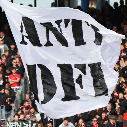 "Anti DFL" steht auf einer Fahne von Nürnbergern Fans aus Protest gegen Investoren in der DFL