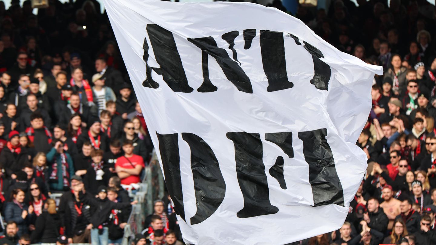 "Anti DFL" steht auf einer Fahne von Nürnbergern Fans aus Protest gegen Investoren in der DFL