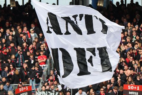 "Anti DFL" steht auf einer Fahne von Nürnbergern Fans aus Protest gegen Investoren in der DFL