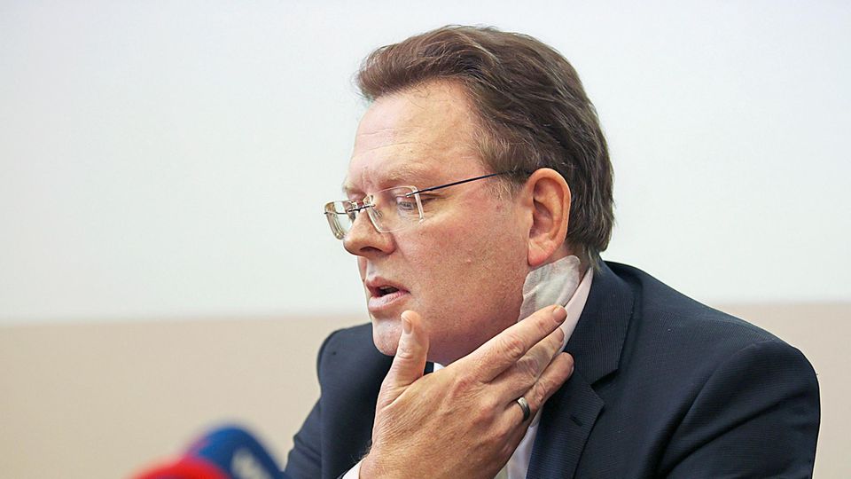 dpatopbilder - Der BÃ¼rgermeister von Altena, Andreas Hollstein (CDU), gibt am 28.11.2017 in Altena (Nordrhein-Westfalen) eine Pressekonferenz im Rathaus. Der BÃ¼rgermeister der sauerlÃ¤ndischen Stadt Altena war am Vorabend bei einem Messerangriff verle...