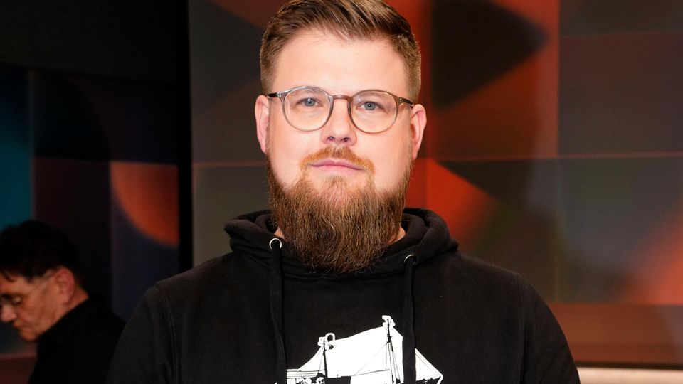 Thomas Kessen, 35, ist Sprecher von "Unsere Kurve", einem Verein, in dem sich Fanorganisationen zusammengeschlossen haben. "Unsere Kurve" repräsentiert mehr als 300.000 Fußballfans in Deutschland. 