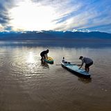Es ist ein seltenes Vergnügen, das aktuell im Death Valley Nationalpark in den USA zu beobachten ist. Der eigentlich trockenste Ort der Vereinigten Staaten lockt dieser Tage vor allem jene Besucher an, die Freude am Wasser haben. Touristen kommen mit SUP-Boards, Kajaks und kleinen Booten oder wandern durch den kleinen See, der sich dort gebildet hat, wo eigentlich eine Wüste zu finden ist. Die Leitung des Nationalparks wirbt auf der Webseite sogar mit dem See und schreibt: "Ein vorübergehender See bietet eine seltene Gelegenheit zum Kajakfahren am trockensten Ort der Vereinigten Staaten". Grund für das beeindruckende Naturschauspiel sind die heftigen Niederschläge der vergangenen Wochen, die ganz Kalifornien trafen. Dadurch hat sich Wasser am tiefsten Punkt der Wüste gesammelt, das laut Parkleitung nun wohl bis etwa April dafür sorgt, dass aus dem trockenen Ort ein echter Hotspot für Wasserliebhaber geworden ist. 