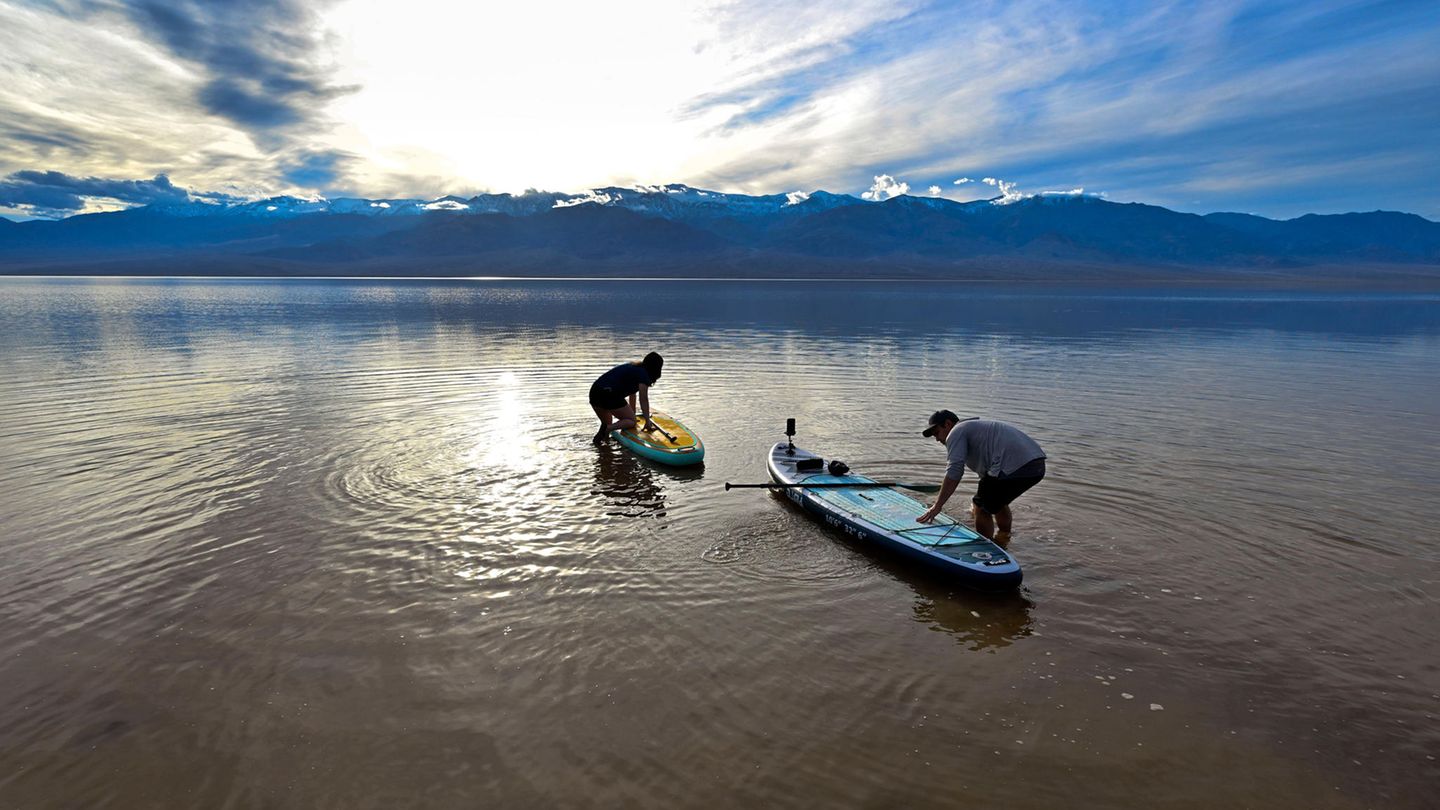 Donnerstag, 22. Februar 2024: Zahlreiche Touristen fahren mit dem Kanu durch den Death Valley Nationalpark Es ist ein seltenes Vergnügen, das aktuell im Death Valley Nationalpark in den USA zu beobachten ist. Der eigentlich trockenste Ort der Vereinigten Staaten lockt dieser Tage vor allem jene Besucher an, die Freude am Wasser haben. Touristen kommen mit SUP-Boards, Kajaks und kleinen Booten oder wandern durch den kleinen See, der sich dort gebildet hat, wo eigentlich eine Wüste zu finden ist. Die Leitung des Nationalparks wirbt auf der Webseite sogar mit dem See und schreibt: "Ein vorübergehender See bietet eine seltene Gelegenheit zum Kajakfahren am trockensten Ort der Vereinigten Staaten". Grund für das beeindruckende Naturschauspiel sind die heftigen Niederschläge der vergangenen Wochen, die ganz Kalifornien trafen. Dadurch hat sich Wasser am tiefsten Punkt der Wüste gesammelt, das laut Parkleitung nun wohl bis etwa April dafür sorgt, dass aus dem trockenen Ort ein echter Hotspot für Wasserliebhaber geworden ist.