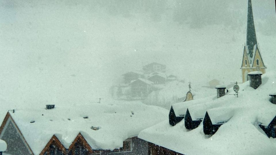 Schnee bedeckte Dächer und trübes Wetter: Der Blick aus der Ferienwohnung der Loher-Schwestern in Ischgl