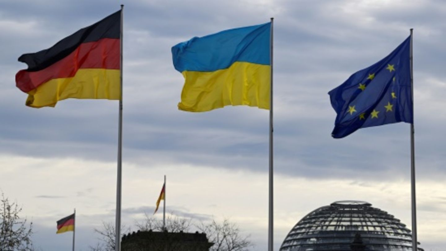 Flaggen Deutschlands, der Ukraine und der EU