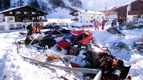 Unter Schneemassen liegen Autowracks begraben, die von der Lawine in Galtür zerstört wurden