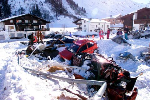 Unter Schneemassen liegen Autowracks begraben, die von der Lawine in Galtür zerstört wurden