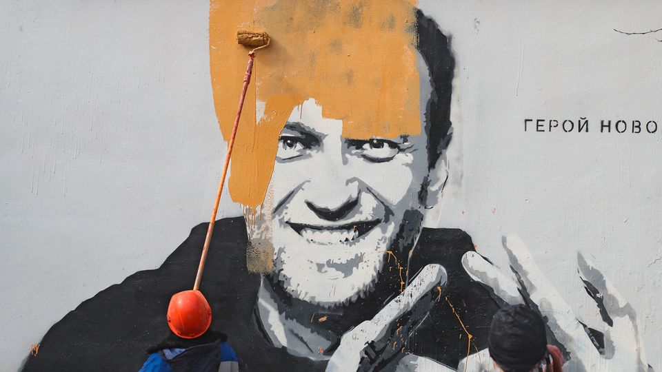 Ein Arbeiter überstreicht ein Mural von Alexej Nawalny in Sankt Petersburg (Archivbild)