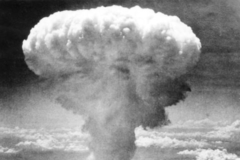 Die Explosion der von den USA abgeworfenen Atom-Bombe über Nagasaki am 9. August 1945