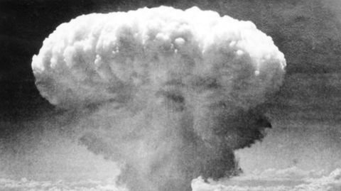 Die Explosion der von den USA abgeworfenen Atom-Bombe über Nagasaki am 9. August 1945