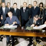 Günter Gaus und Kurt Nier unterzeichnen Protokoll über die Einrichtung der Ständigen Vertretung in Bonn