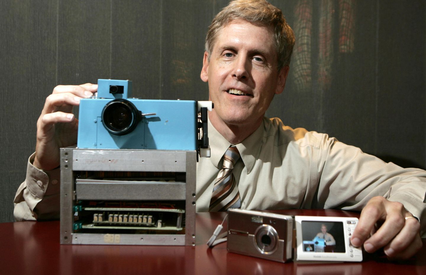 Steven J. Sasson, zeigt den Prototyp der ersten Digitalkamera