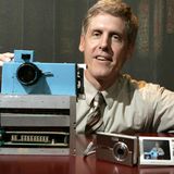 Steven J. Sasson, zeigt den Prototyp der ersten Digitalkamera