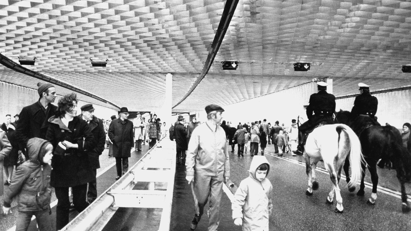 Elbtunnel vor der Eröffnung