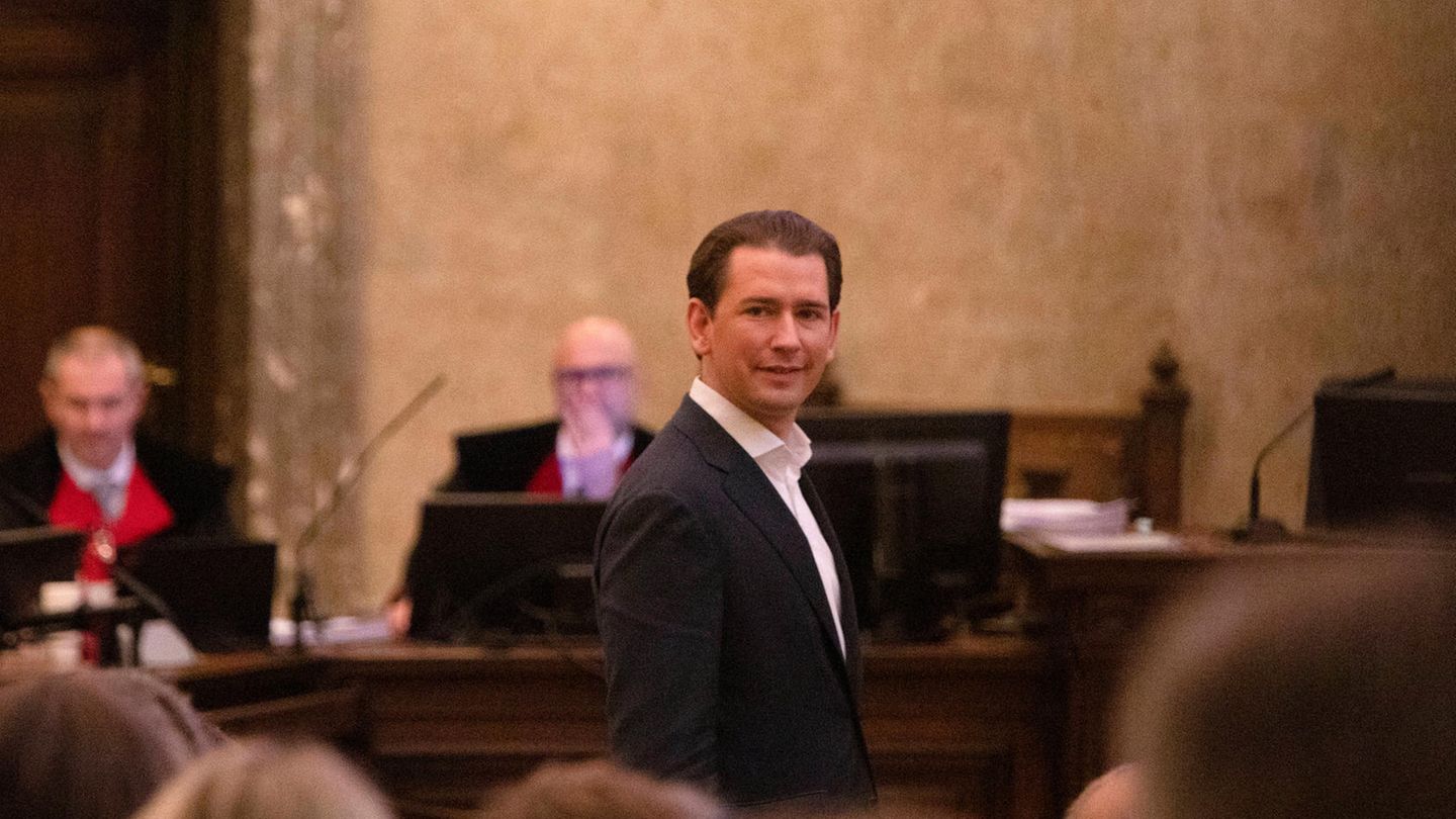 Gestürzter Jung-Kanzler: Auftritt Sebastian Kurz: Der Angeklagte Anfang Dezember im großen Schwurgerichtssaal des Wiener Straflandesgerichts Auftritt Sebastian Kurz: Der Angeklagte Anfang Dezember im großen Schwurgerichtssaal des Wiener Straflandesgerichts