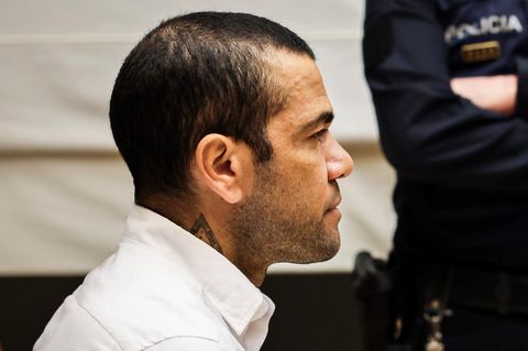 Brasiliens Fußballstar Dani Alves verfolgt die Verhandlungen in seinem Prozess in Barcelona