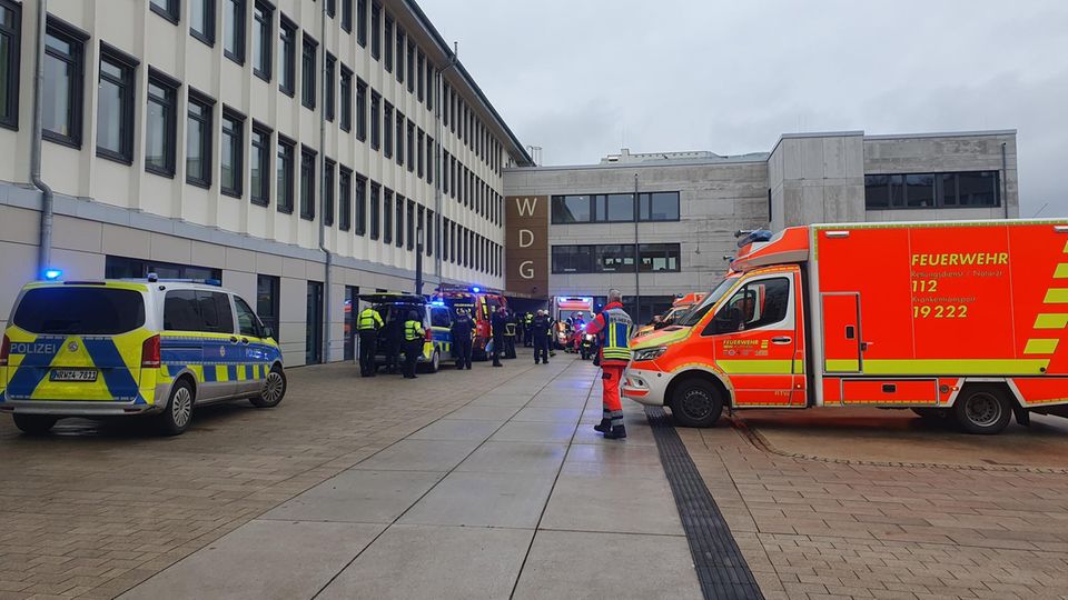 Polizeiautos und Krankenwagen sind an einer Schule in Wuppertal im Einsatz
