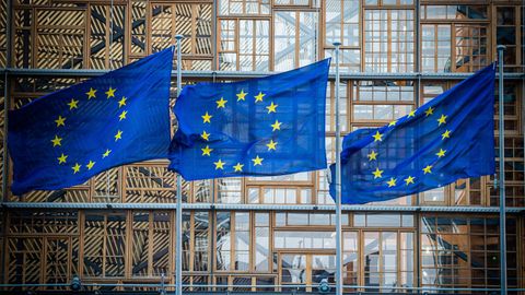 Flaggen der Europäischen Union wehen im Wind vor dem Europa-Gebäude
