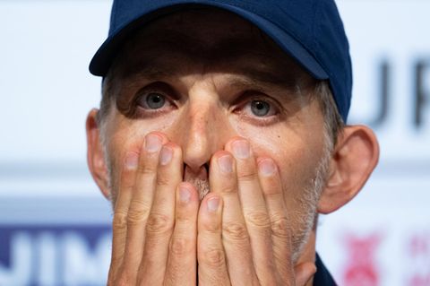 Thomas Tuchel schlägt im Dress des FC Bayern München beide Hände vor den Mund