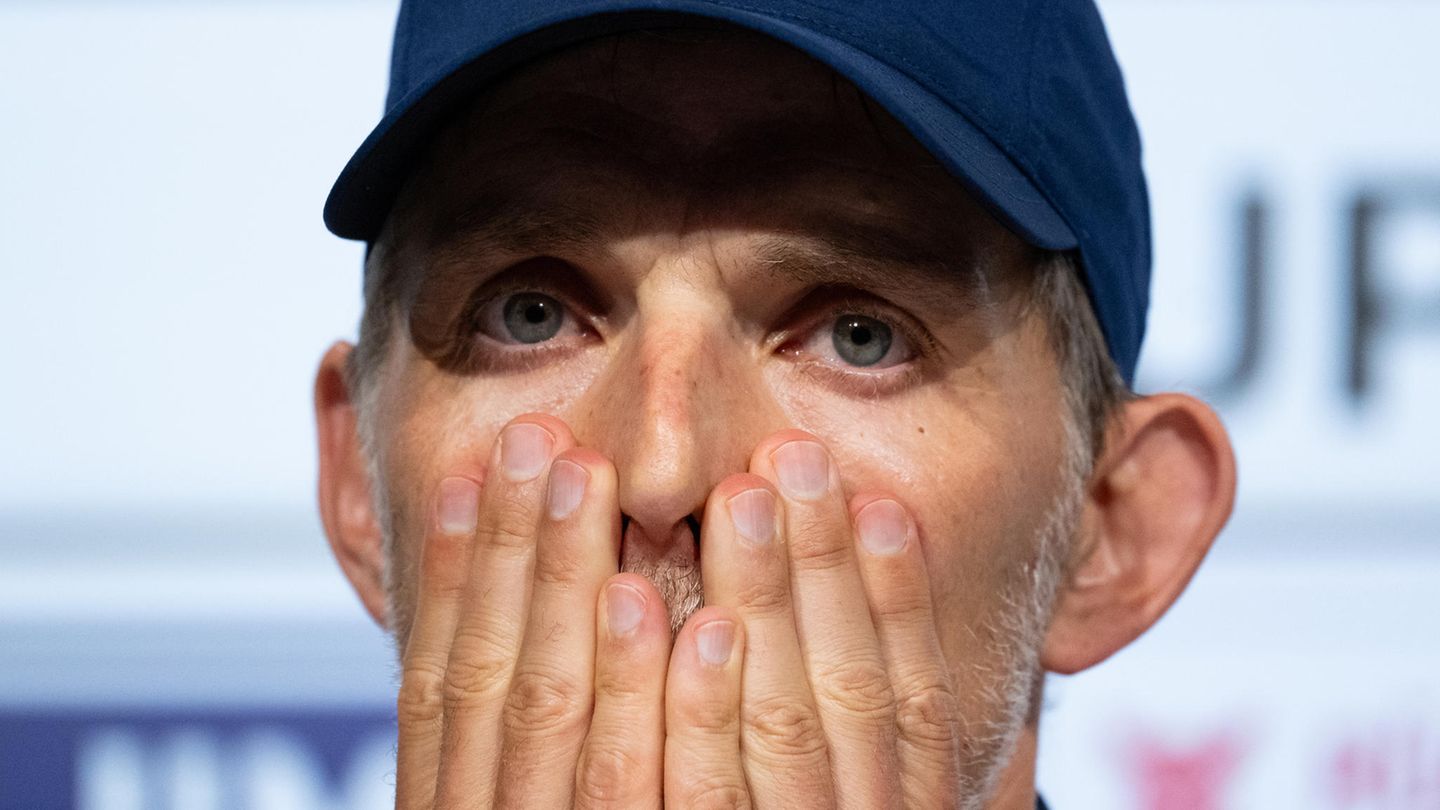 Thomas Tuchel schlägt im Dress des FC Bayern München beide Hände vor den Mund