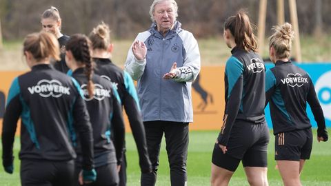 Bundestrainer Horst Hrubesch sieht den Spielerinnen beim Training zu