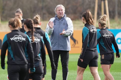 Bundestrainer Horst Hrubesch sieht den Spielerinnen beim Training zu