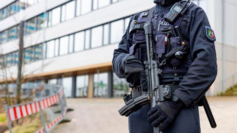 Schwer bewaffnete Polizei steht vor einer Schule in Wuppertal: Dort sind an einer Schule mehrere Schüler nach einem Meserangriff verletzt worden