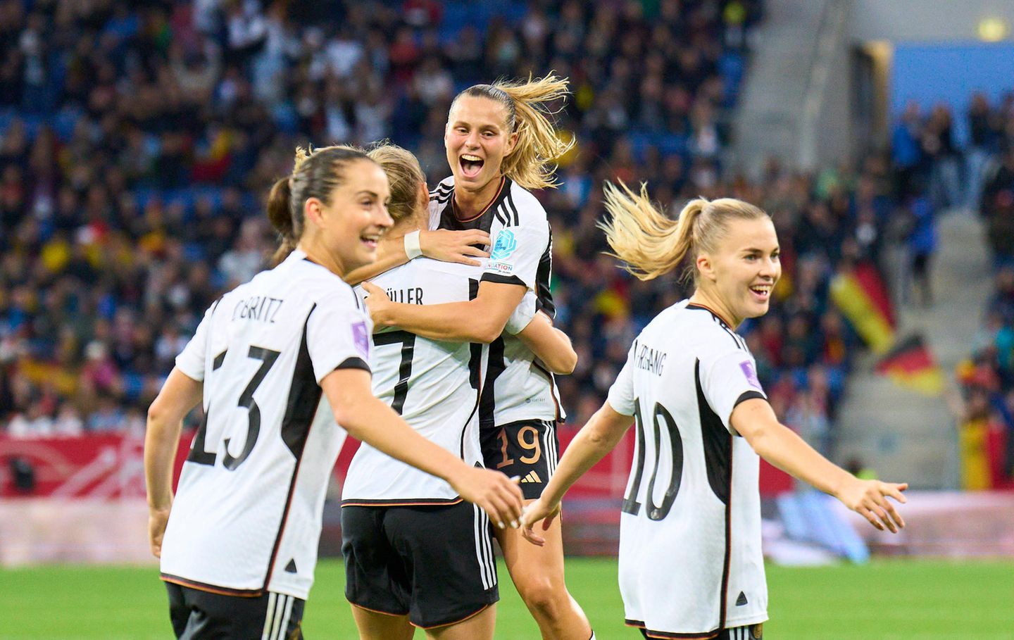 DFB Frauen Lea Schüller, Klara Bühl, Sara Däbritz feiern ein Tor