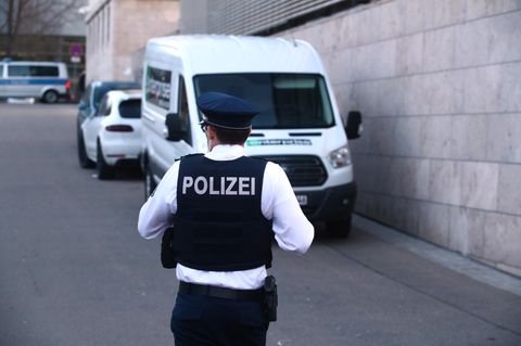 Ein Polizeibeamter steht auf einer Straße in Thüringen