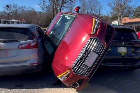 USA: Wie kommt das Auto dahin? Einpark-Versuch geht so richtig schief
