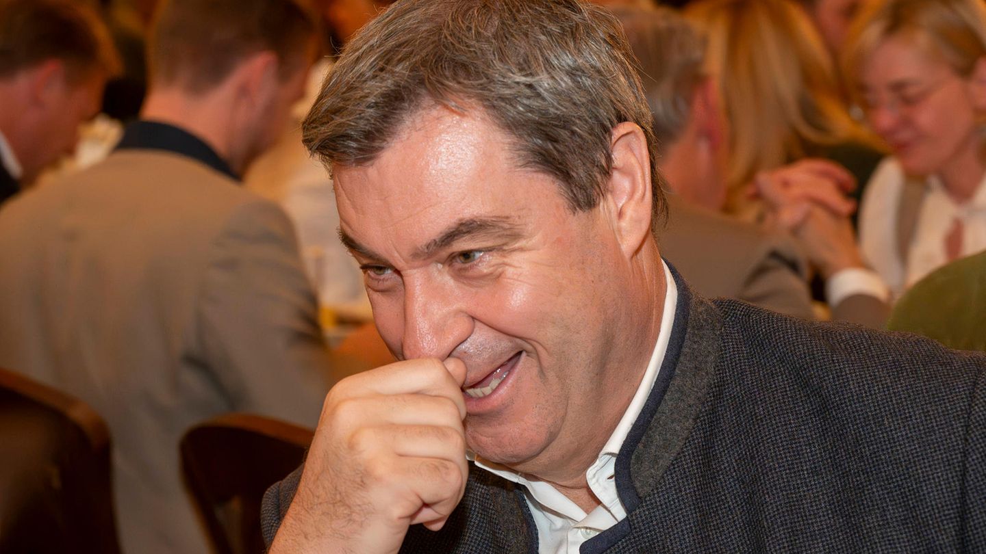 Ein lächelnder Markus Söder im Bierzelt