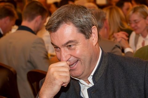 Ein lächelnder Markus Söder im Bierzelt