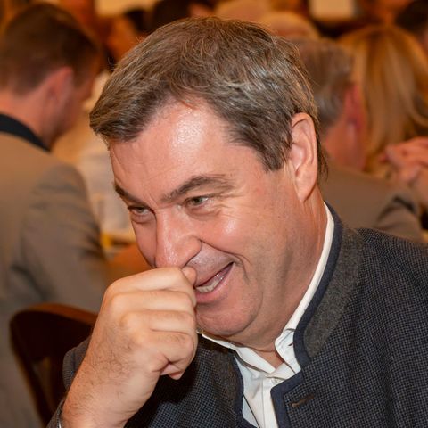 Ein lächelnder Markus Söder im Bierzelt
