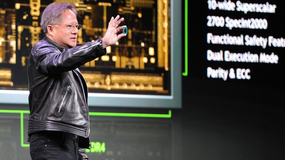 Der Chef des Chipspezialisten Nvidia zeigt auf der Technik-Messe 2018 den Prototypen eines Chips