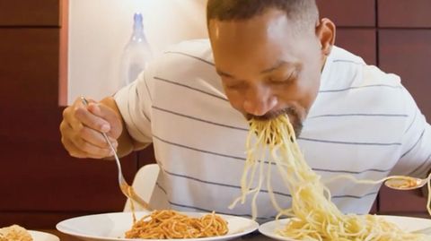 In seinem neuen Instagram-Clip futtert Will Smith Spaghetti – und amüsiert sich so über die KI-Entwicklung