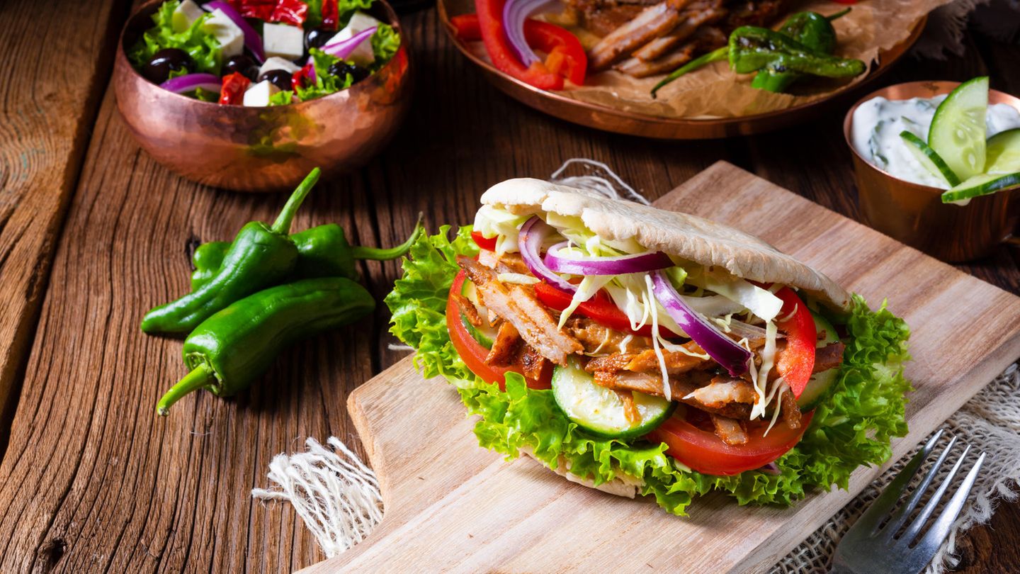 Tarif: Tavuk ve sarımsak soslu düz ekmekte shawarma