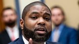 Der Abgeordnete aus Florida ist einer von nur vier schwarzen Republikanern im Repräsentantenhaus, wo er als Stimmenfänger gilt. Der loyale Trumpist ist wie viele einstige Anhänger der Obama-kritischen Tea-Party-Bewegung ist auch Donalds Mitglied des erzkonservativen Freedom Caucus, einer einflussreichen parteiinternen Vereinigung. Im Sprecherchaos im Januar hatten die Rechten immer wieder für Donalds gestimmt, um McCarthys Wahl zu torpedieren. Wenig verwunderlich gilt der 45-jährige gebürtige New Yorker auch heute noch als Liebling des rechten Flügels.