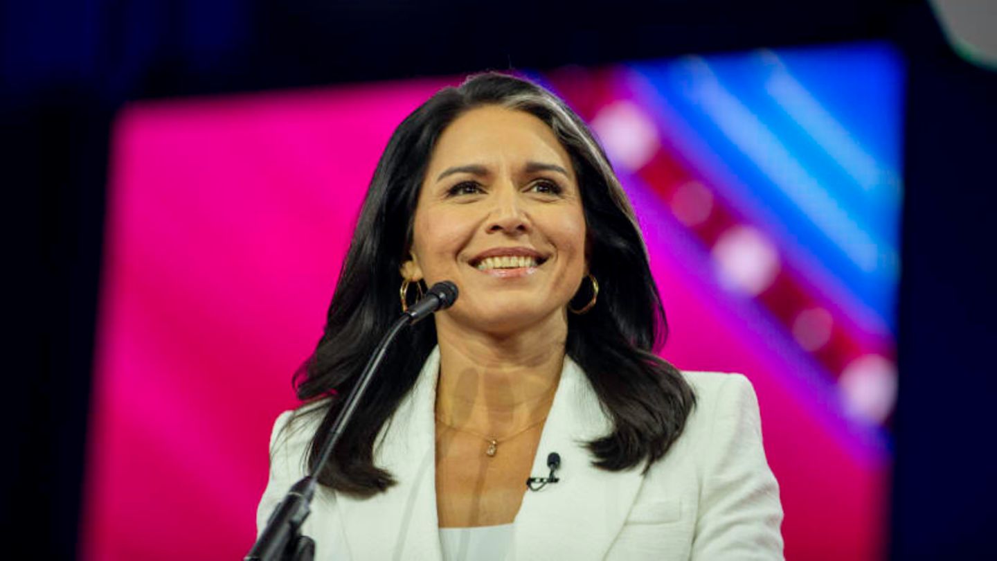 Tulsi Gabbard Die ehemalige Abgeordnete aus Hawaii bewarb sich 2020 um die Präsidentschaft – allerdings für die Demokraten. Später unterstützte sie Joe Biden. Inzwischen hat die heute 42-Jährige eine neue politische Heimat gefunden. Ihre Ex-Partei sei "unter der vollständigen Kontrolle einer elitären Kabale von Kriegstreibern, die von feiger Wehleidigkeit getrieben wird" und Rassismus gegen Weiße schüre, begründete sie ihre Abkehr damals und empfahl sich rhetorisch direkt für die Gegenseite. Ihr Image als "geläuterte Linke" ist für Trump sicherlich reizvoll.