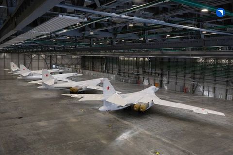 Putin besuchte die Fabrik, in der die Bomber vom Typ Tu-160M (Schwan) modernisiert werden. Von ihnen aus werden Marschflugkörper gestartet.