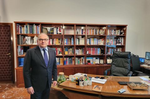 Staatsanwalt Maurizio de Lucia steht vor seinem Schreibtisch in seinem Büro im Justizgebäude in Palermo