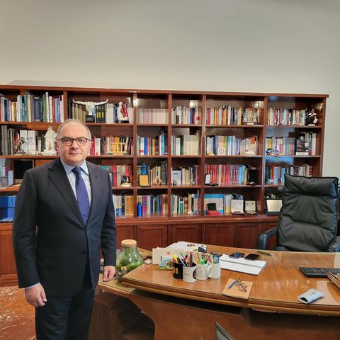 Staatsanwalt Maurizio de Lucia steht vor seinem Schreibtisch in seinem Büro im Justizgebäude in Palermo